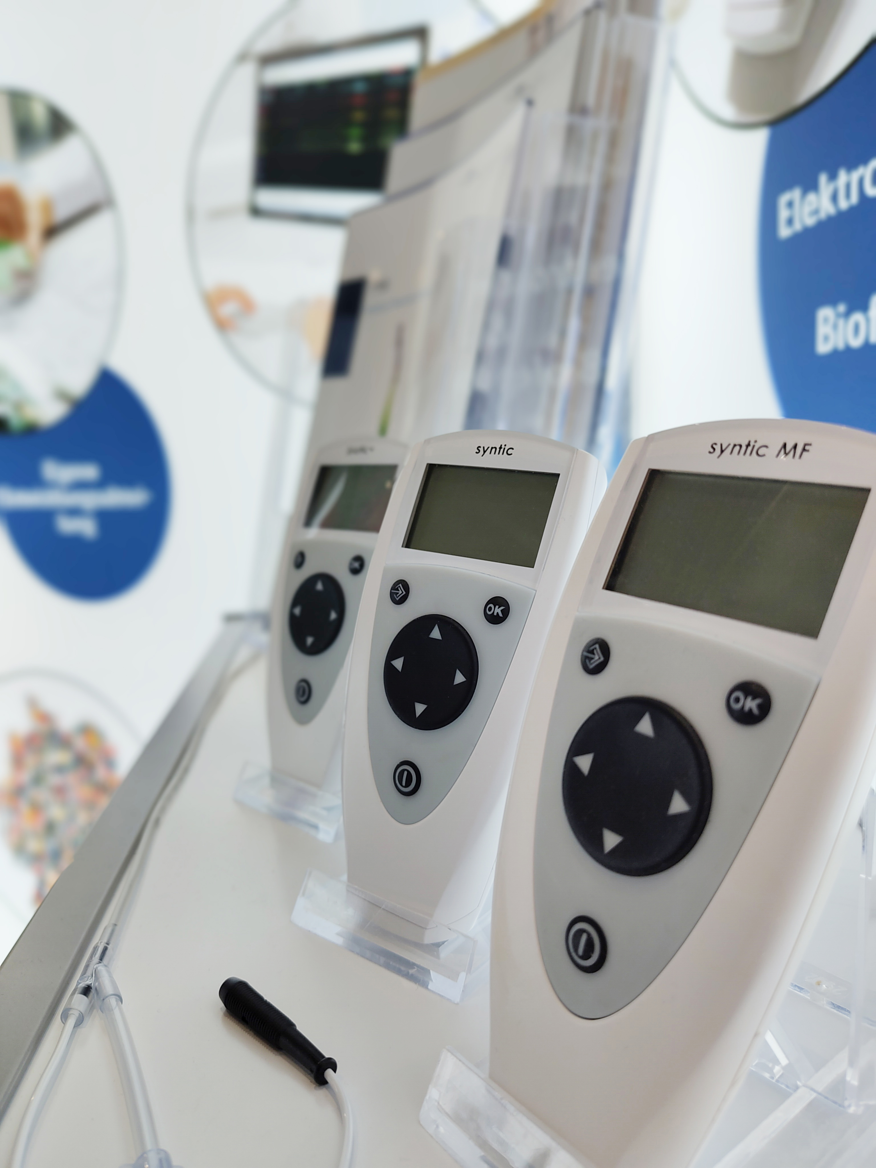 Die syntic Therapiegeräte der premiumline von tic Medizintechnik werden nebeneinander präsentiert.