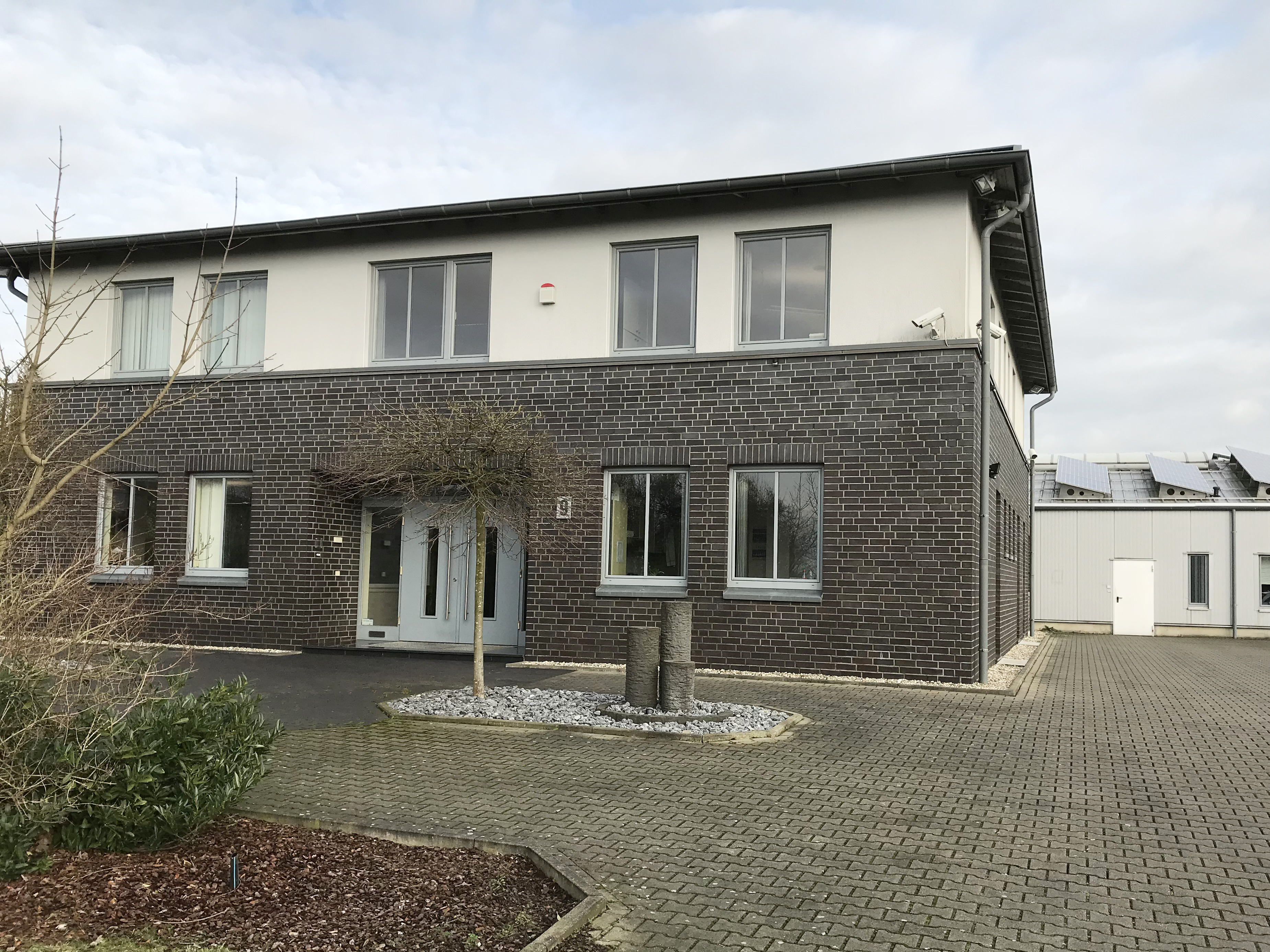 Eine Aufnahme von der Außenansicht der tic Medizintechnik in Dorsten.